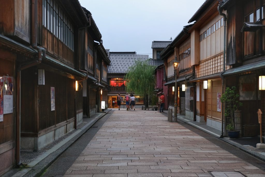 Une rue du quartier des Geishas à Kanazawa