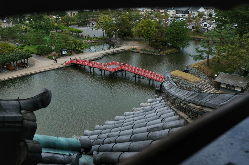 Le toit et les douves du château de Matsumoto