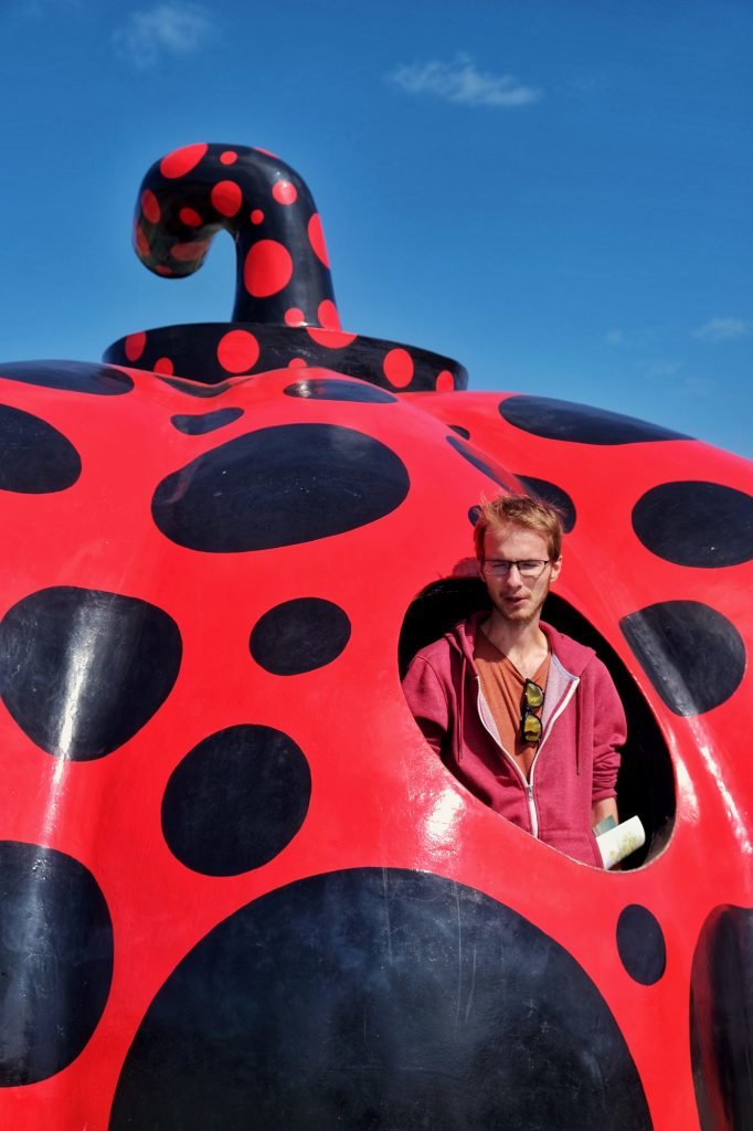 Vincent surgit de la Red Pumpkin de Yayoi Kusama