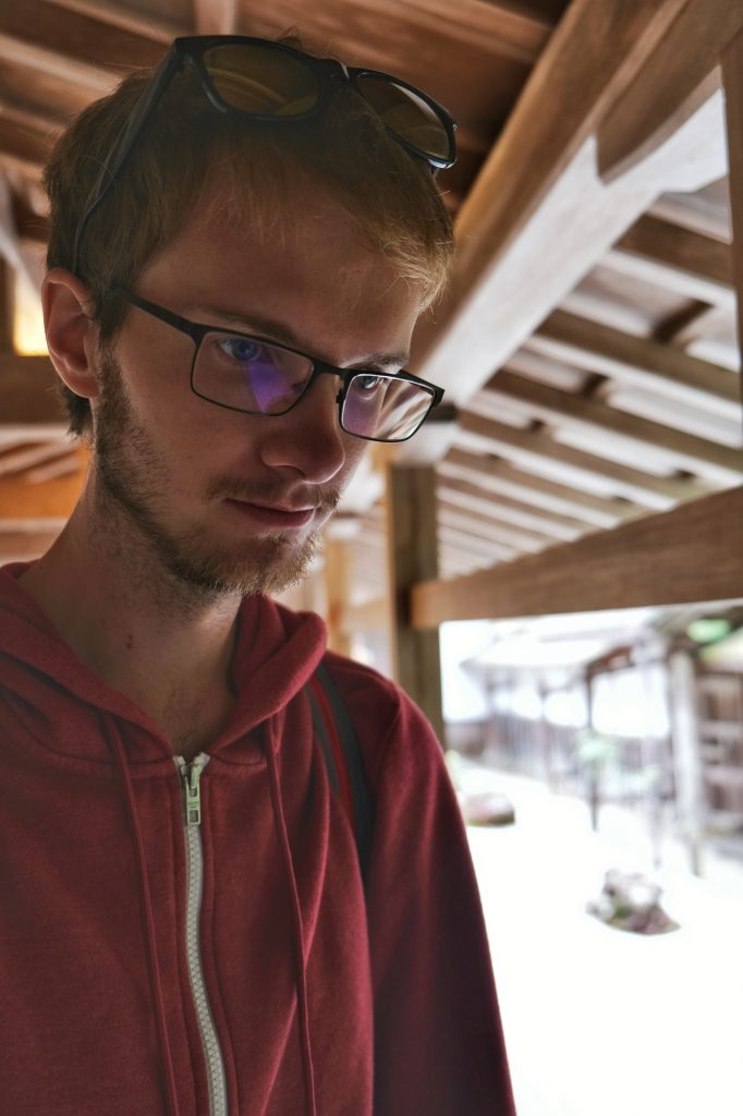 Vincent se concentre dans un temple du Koyasan