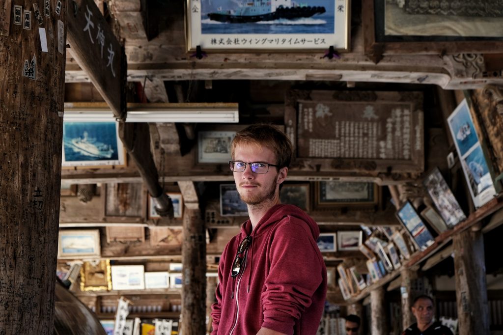 Vincent est tellement heureux de visiter cette salle de la marine