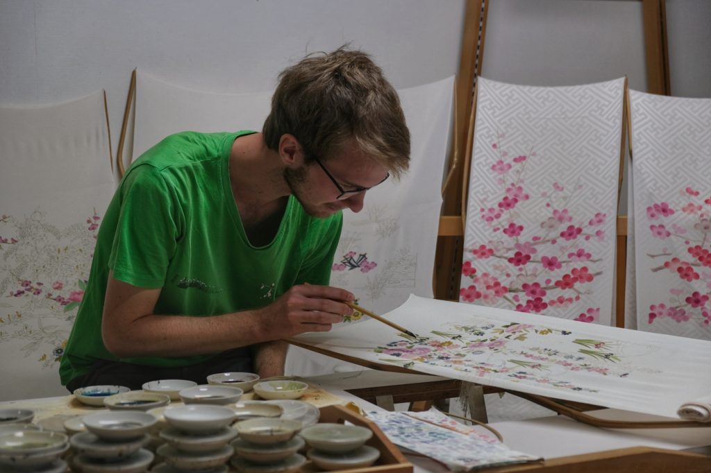 Vincent (fait semblant) de peindre sur la soie