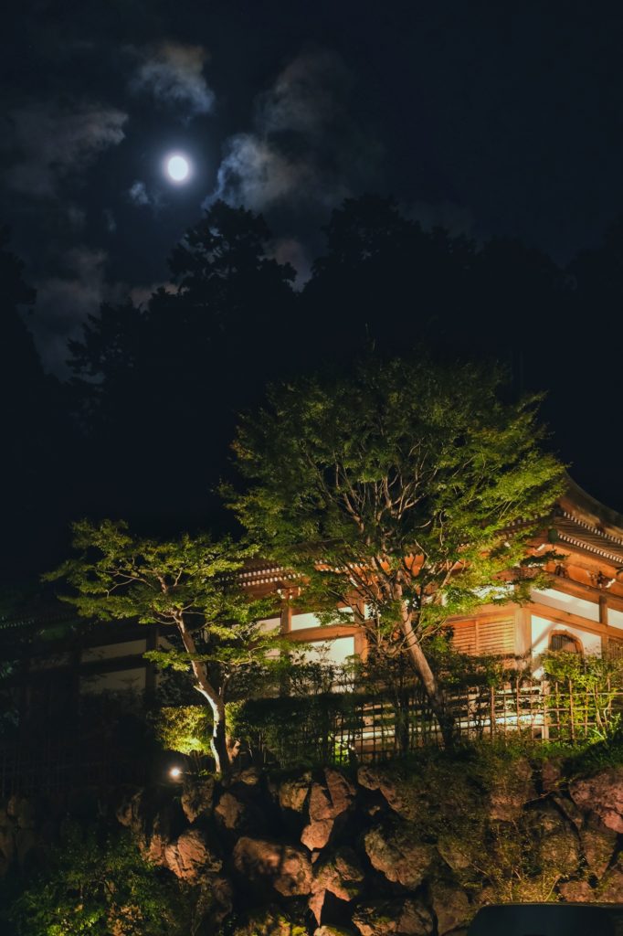 Un temple de nuit au Koyasan