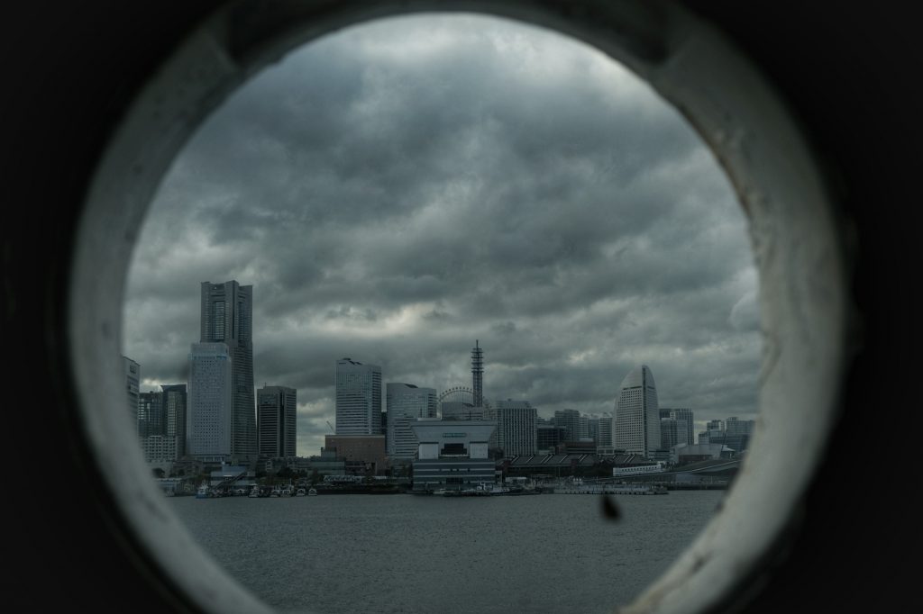 Vue de Yokohama depuis un hublot du Hikawa Maru