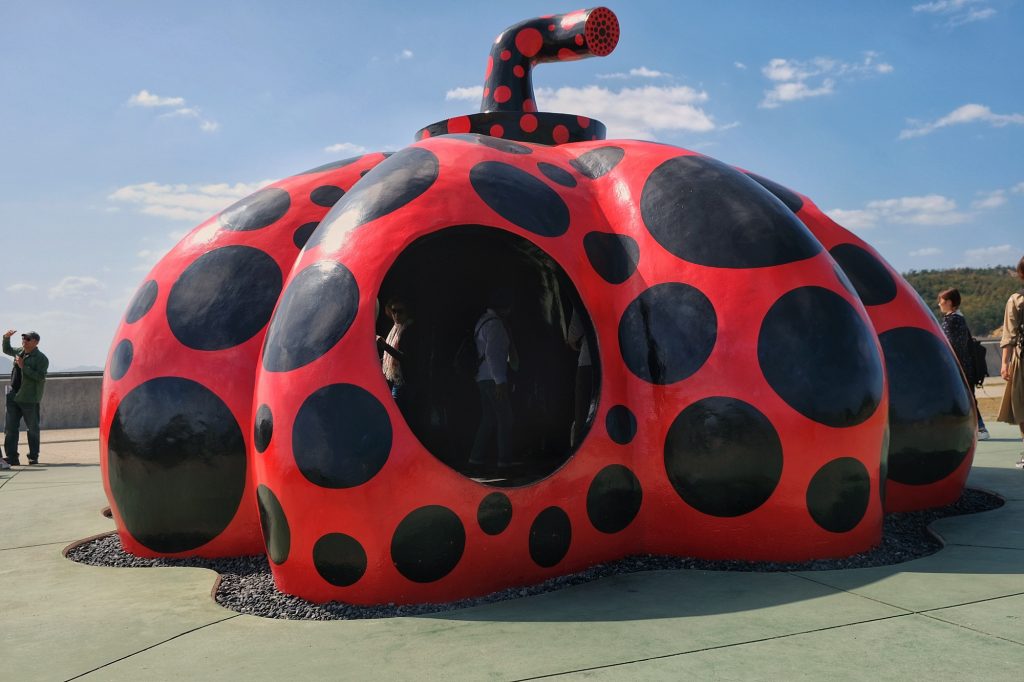La Red Pumpkin de Yayoi Kusama sur Naoshima