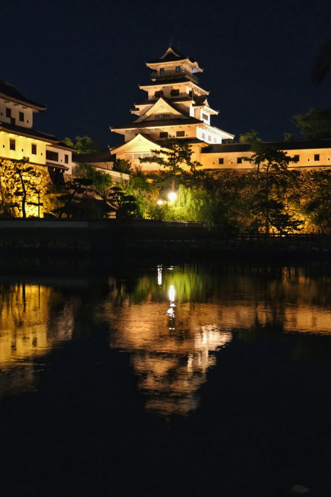 Le château d'Imabari de nuit