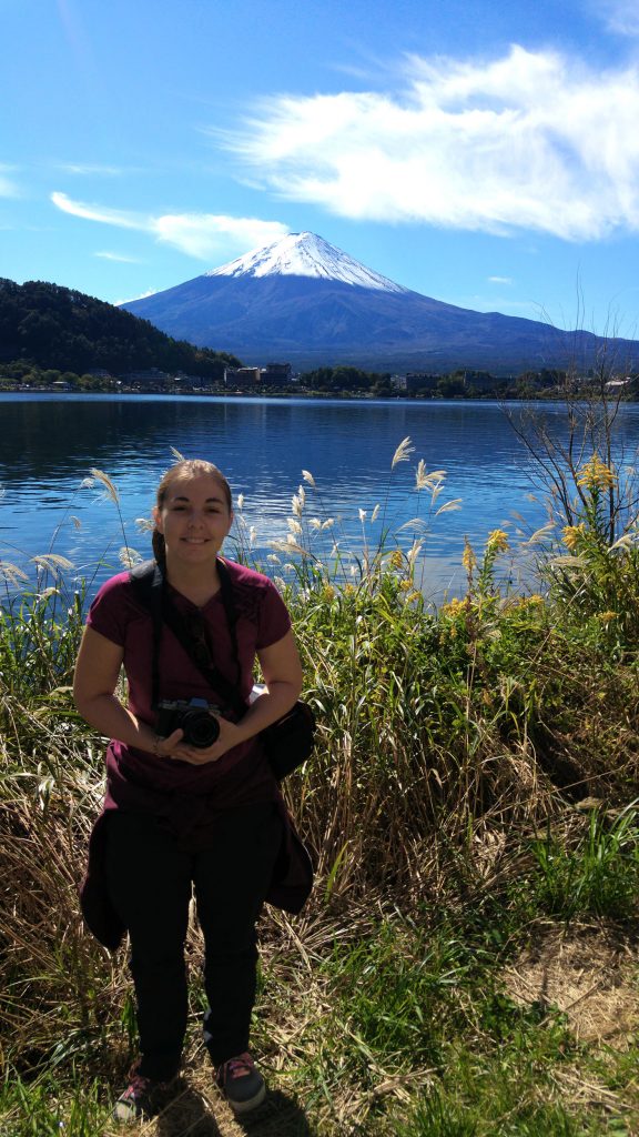 Claire la photographe devant le Mont Fuji