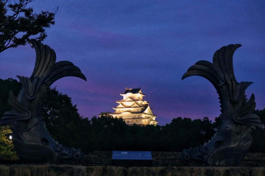 Le crépuscule sur le château de Himeji