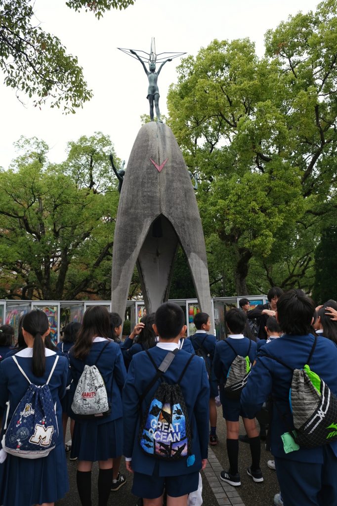 Des enfants chantants devant le monument de la paix des enfants à Hiroshima