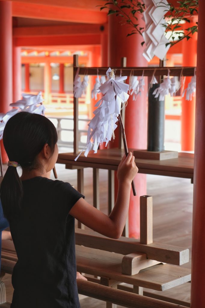 Un enfant dans l'Itsukushima jinja