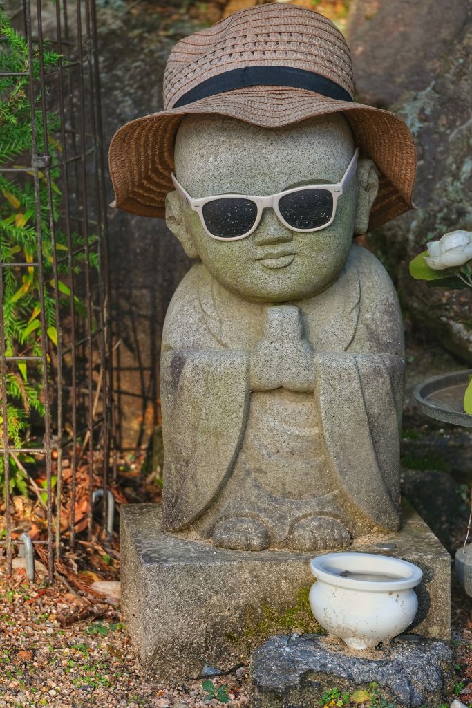 Un jizo à chapeau sur l'île de Miyajima