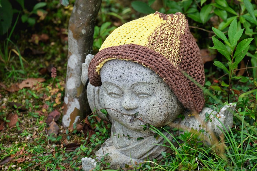 Un jizo souriant sur l'île de Miyajima