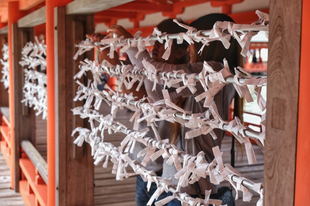 Les mauvaises fortunes laissées au temple d'Itsukushima sur Miyajima