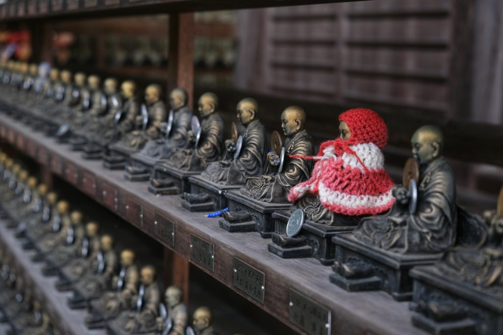 Une mini statue habillée avec son offrande