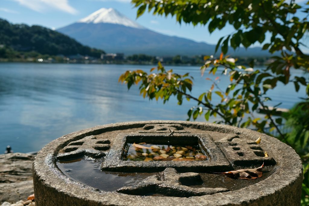 Pierre au bord du lac Kawaguchi