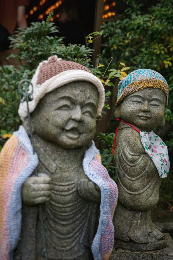 Des statues habillées sur Miyajima
