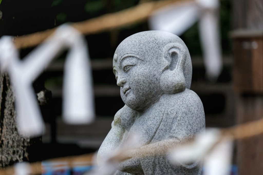 Une statue dans un temple de Miyajima