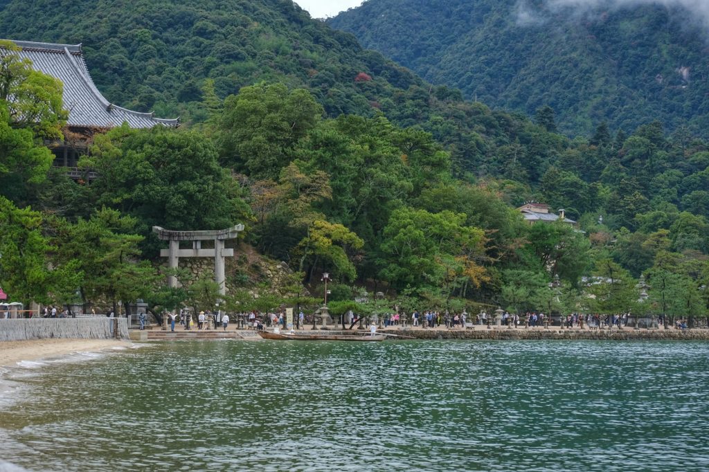Les touristes à l'arrivée sur Miyajima