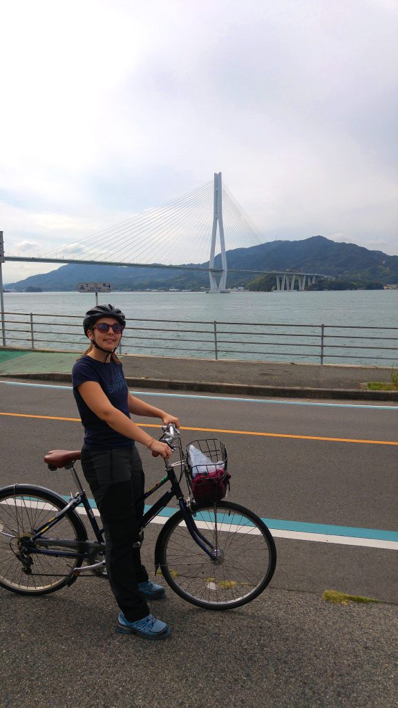 Claire est ravie de faire du vélo sur ces magnifiques ponts