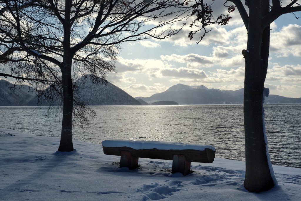 Un banc au bord du lac Toya