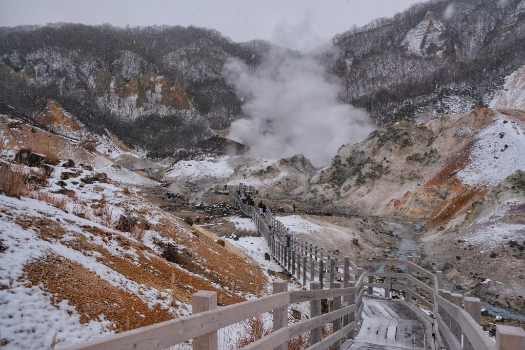 Le chemin de la vallée de l'enfer de Noboribetsu