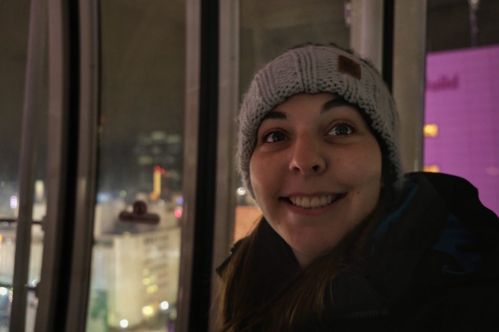 Claire profite de la vue sur la grande roue de Sapporo