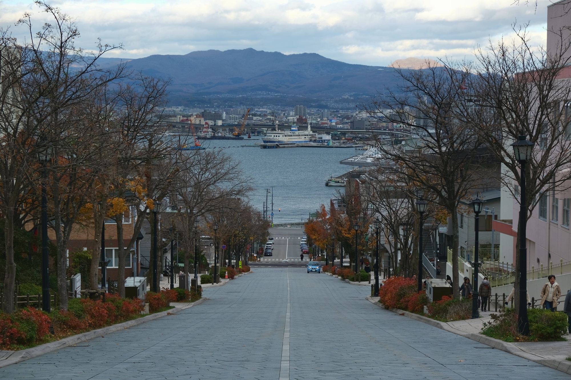 Rue de Hakodate avec vue sur le port