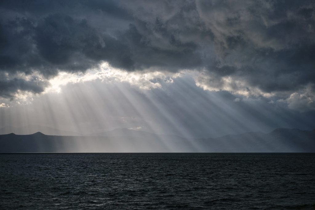 Les rayons du soleil sur le lac Shikotsu