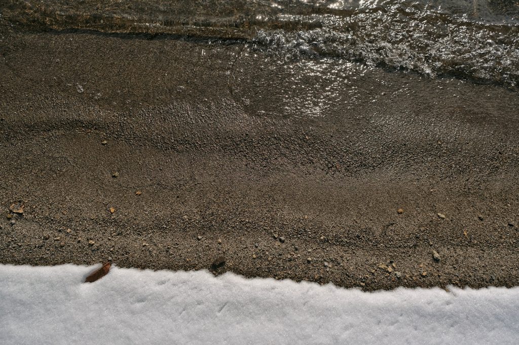 Le bord du lac Toya, sous la neige : la plage