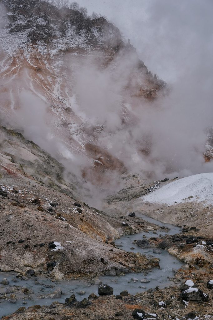 La rivière qui serpente jogokudani (vallée de l'enfer) de Noboribetsu