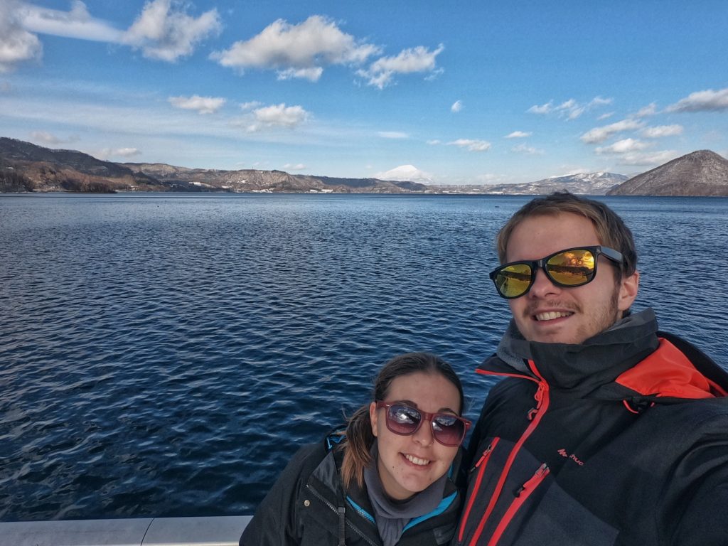 Selfie avec vue sur le lac Toya