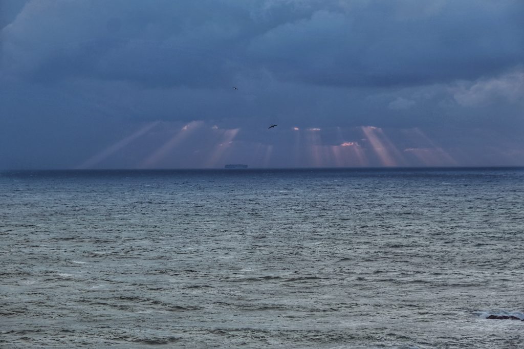 Quelques rayons de soleil au large du cap Erimo