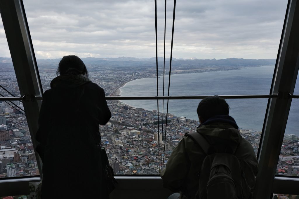 Dans le téléphérique de Hakodate Yama