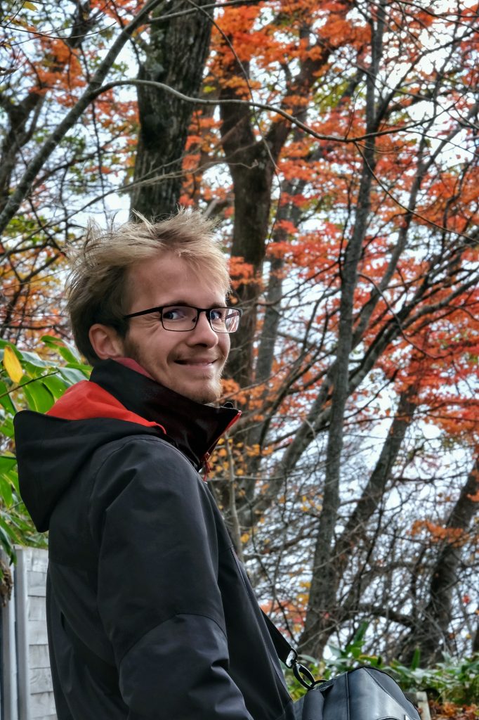 Vincent, frustré mais heureux, profite de la fin de l'automne au bord de lac de Shikotsu