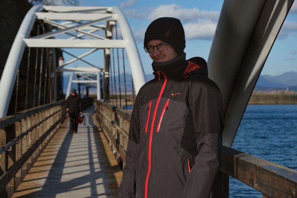 Vincent sur le pont d'Esashi, au sud de Hokkaido