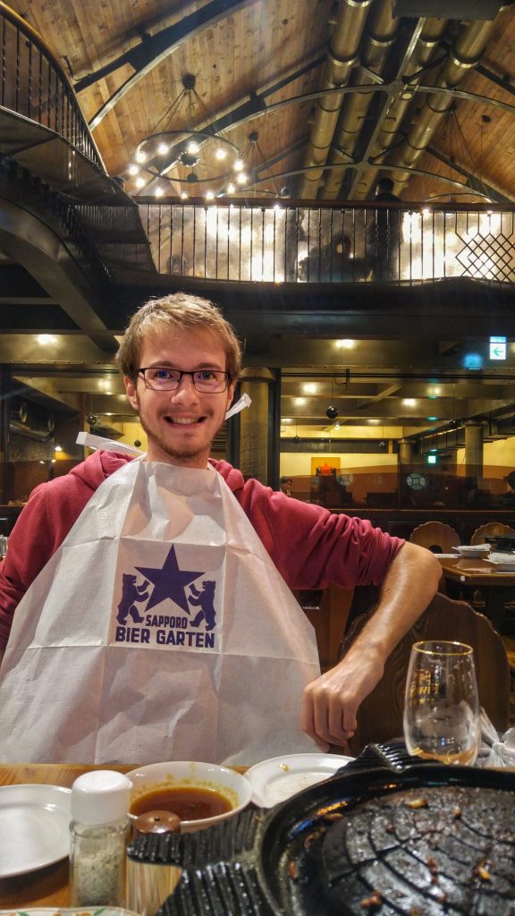 Vincent festoie au Bier Garten du musée de la bière de Sapporo