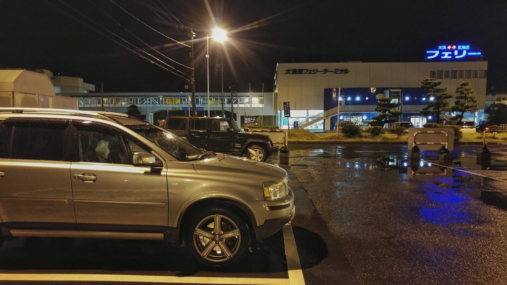 La voiture attend le départ du ferry pour Hokkaido