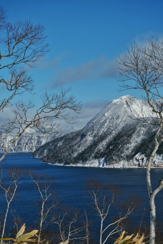 Les montagnes autour du lac Mashu