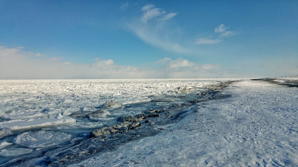 Une plage en hiver avec la mer gelée près d'Abashiri
