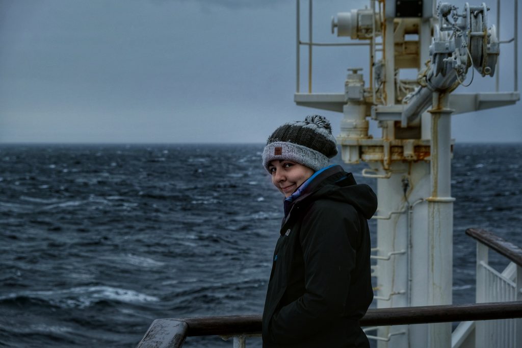 Claire profite de l'air du matin sur le ferry en direction de Honshu