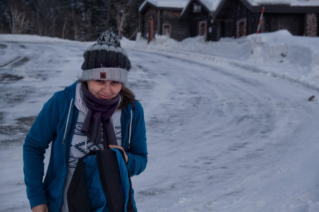 Claire remet sa veste pour voir le paysage