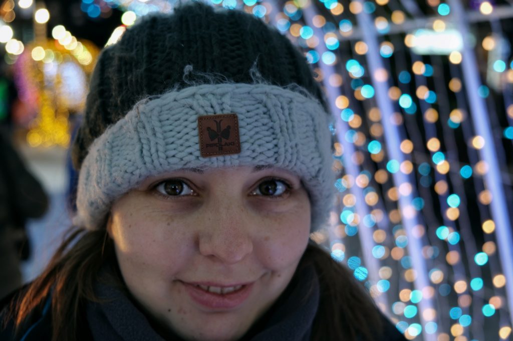 Claire devant les décorations lumineuses du festival de la neige de Sapporo
