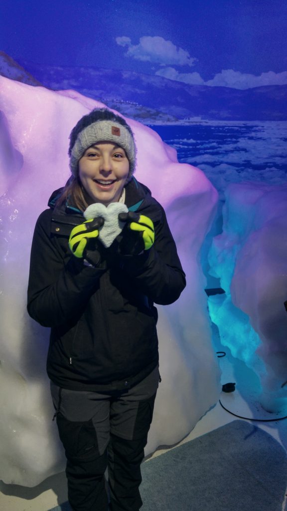 Claire et sa serviette coeur gelée en quelques minutes dans la salle à -15° du musée de la glace d'Abashiri