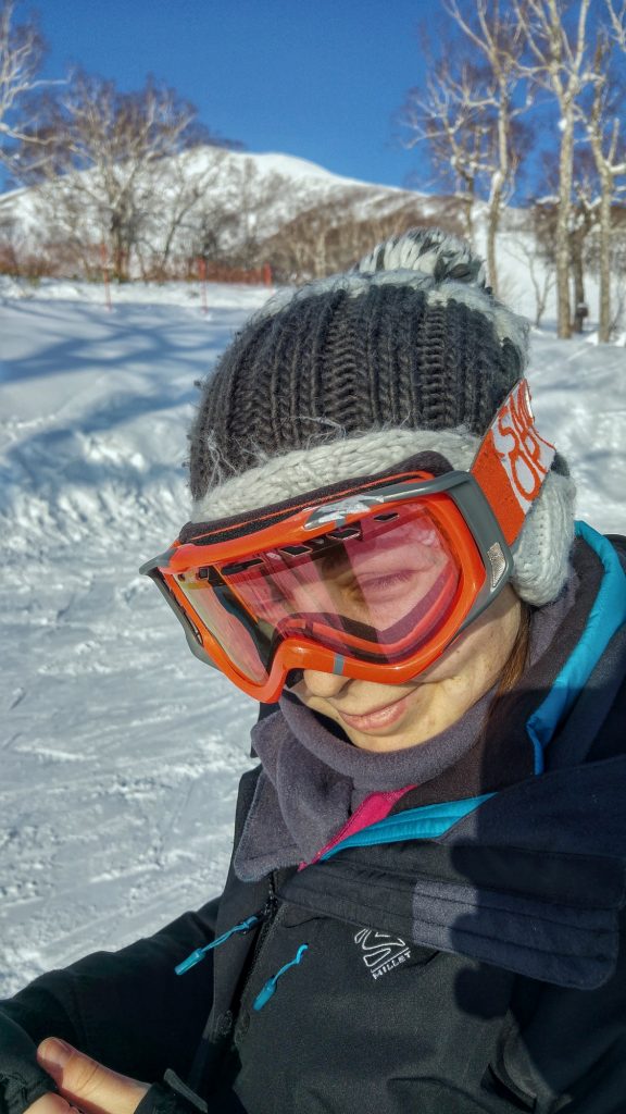 Claire profite du soleil en skiant à Annupuri