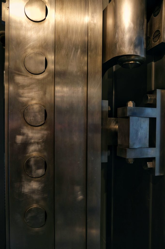 La porte d'un coffre-fort dans le musée de la banque d'Otaru