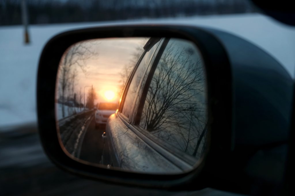 Coucher de soleil dans le rétroviseur