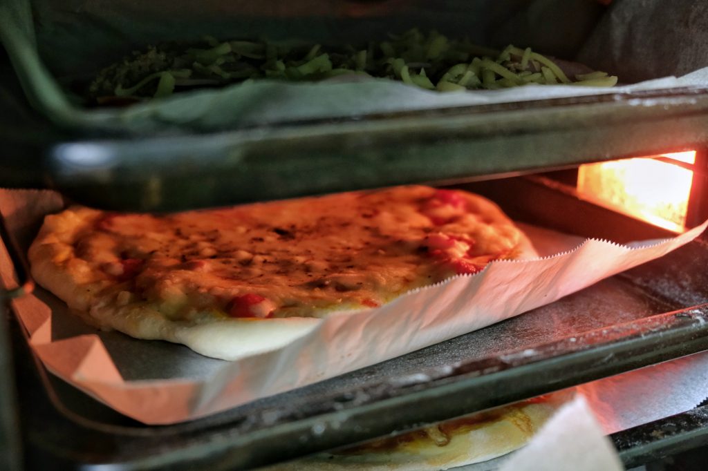 Cuisson des pizzas pour la Pizza Party du nouvel an