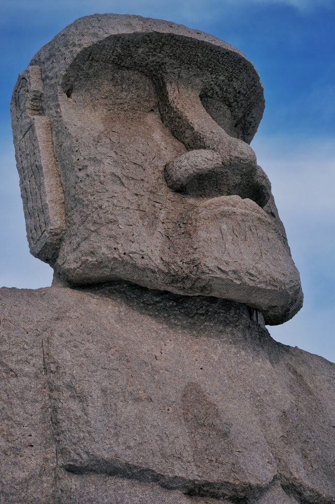 Une statue de l'île de Pâques près de la colline du Bouddha à Hokkaido