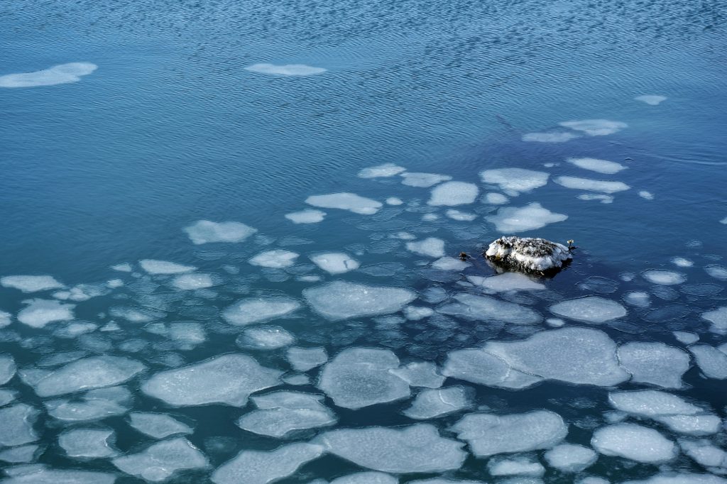 La glace flottante dans le port de Bakkai