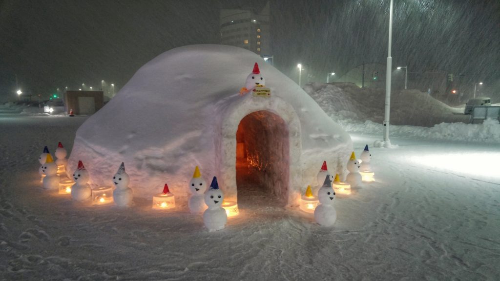 Igloo illuminé devant la gare routière de Wakkanai